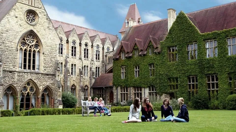 Cheltenham Ladies’College英国切尔腾纳姆女子学院(简称CLC)成立于1853年,坐落在英格兰西部的 Gloucestershire,在英国私立女校中具有领军地位。