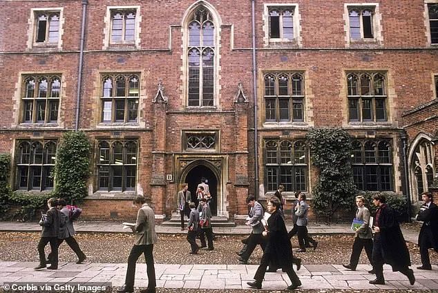 因为温彻斯特公学至今保留着与牛津大学新学院的特殊关系，在温彻斯特公学的主管机构（Governing Body）的11名成员中，其中3名由牛津大学新学院指派