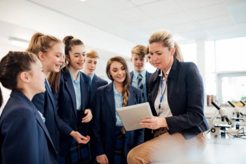 英国私立学校为什么要分男校和女校？