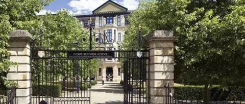 英国低龄留学如何挑选适合中国学生的英国高中?